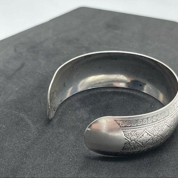 Coastal Cowgirl silver cuff bracelet with engraved patterns Boho & western vibes - Picture 4 of 10